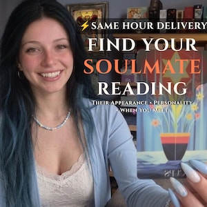 Può includere: Una persona con capelli scuri indossa un cardigan azzurro e un top in pizzo bianco e tiene in mano una carta dei tarocchi con un vaso di fiori. Il testo recita: SAME HOUR DELIVERY FIND YOUR SOULMATE READING THEIR APPEARANCE PERSONALITY WHEN YOU MEET.