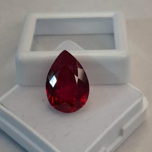 Röd rubin, päronslipad, naturlig ädelsten med 9-10 karat ursprung i Moçambique