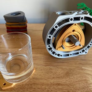 Funkcjonalna podstawka z silnikiem obrotowym – drukowana w 3D podstawka z silnikiem Wankle, gif z motywem samochodowym, dekoracja biurka JDM