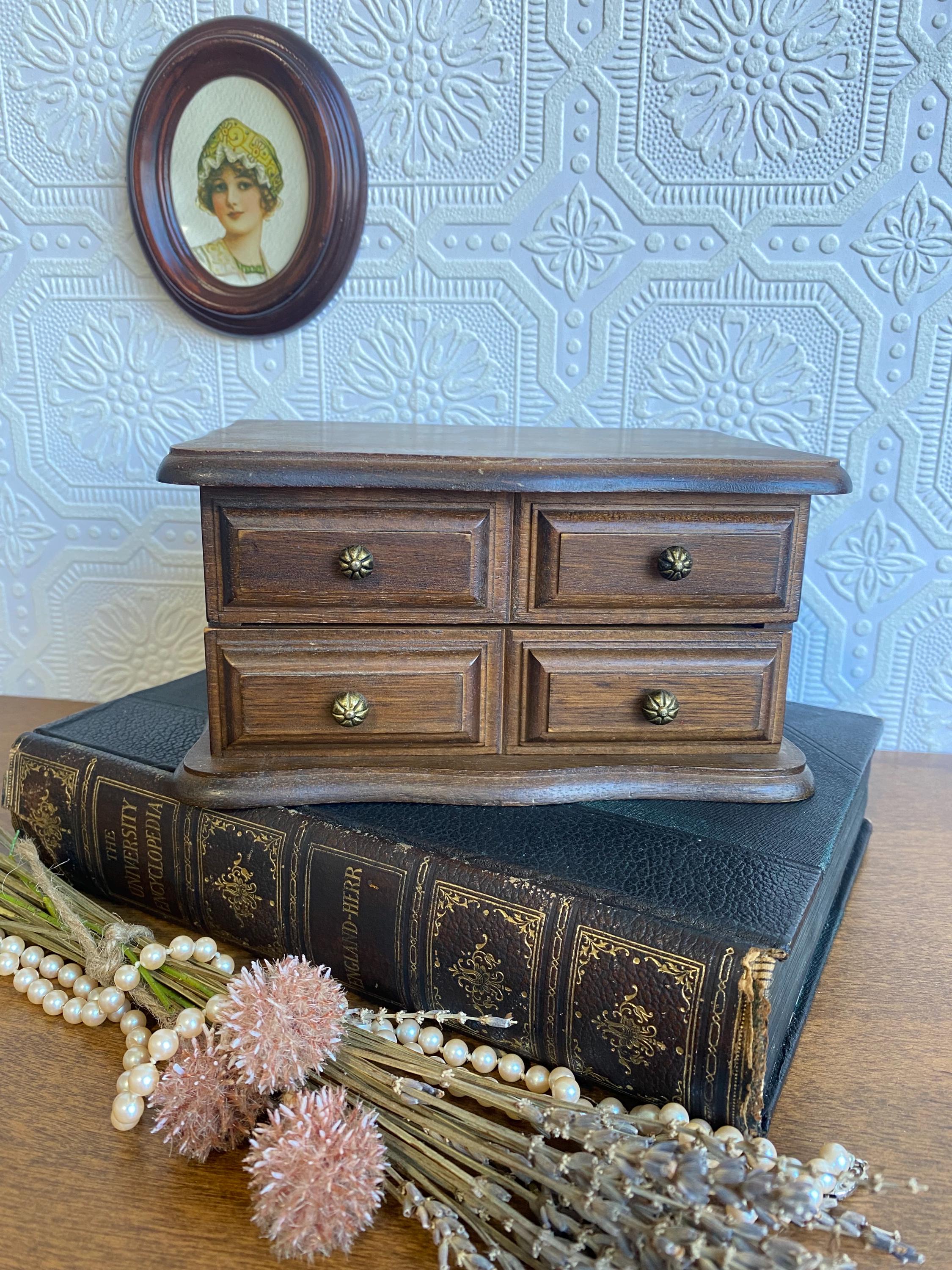 Coffret à Bijoux Ancien En Métal, Intérieur Velours Motif Amoureux - Dimensions 13 Cm X 7.5 Cm - Occasion