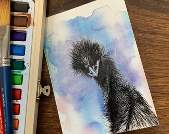 Op de afbeelding: Waterverf schilderij van een emoe met een blauwe, roze en paarse achtergrond. De emoe kijkt rechtstreeks naar de kijker met een nieuwsgierige uitdrukking.