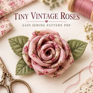 Puede incluir: Una rosa de tela hecha de material rosa claro con un pequeño patrón floral rojo, con dos hojas de tela verde cosidas. El texto Tiny Vintage Roses Easy Sewing Pattern PDF aparece sobre la rosa, junto a herramientas de costura.