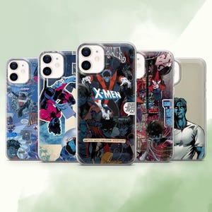 Könnte beinhalten: Eine Auswahl an transparenten Handyhüllen mit Comic-Illustrationen. Die Designs zeigen X-Men-Charaktere in dynamischen Posen und Comic-Panels. Die Hüllen haben eine glänzende Oberfläche und sind vor einem hellgrünen Hintergrund platziert.