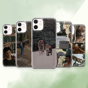 Puede incluir: Una colección de cinco fundas transparentes para teléfono con varias imágenes. Las fundas presentan imágenes de lobos, personas y texto. Las fundas están diseñadas para adaptarse a un teléfono inteligente y ofrecen protección.