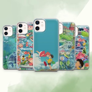 Könnte beinhalten: Fünf Handyhüllen mit farbenfrohen Illustrationen aus dem Zeichentrickfilm "Ponyo". Die Hüllen zeigen Szenen mit Charakteren und Landschaften in leuchtenden Blau-, Rot-, Gelb- und Grüntönen. Das Wort "Ponyo" ist auf einigen Hüllen zu sehen.