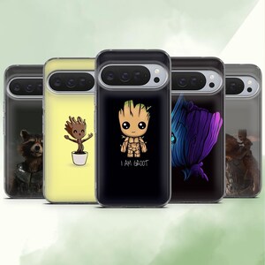 Puede incluir: Cinco fundas para teléfono con diseños de personajes. Las fundas muestran imágenes de Rocket Raccoon, Baby Groot en una maceta, un Groot de dibujos animados con el texto "I AM GROOT", un personaje azul y morado y una imagen final de Groot.