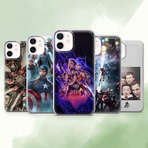 Puede incluir: Cinco fundas para teléfono con imágenes de los Vengadores. Las fundas muestran a Capitán América, Iron Man y otros héroes en poses de acción. Acabado transparente y brillante.