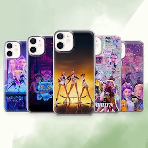 Peut inclure: Une collection de cinq coques de téléphone avec divers motifs colorés. Les coques présentent des images de personnages animés et de stars de la pop. Les coques sont en plastique transparent et ont une finition brillante.