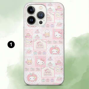Puede incluir: Una funda de tel&eacute;fono rosa y blanca con un dise&ntilde;o de patchwork. El dise&ntilde;o incluye dibujos animados de pasteles, manzanas y personajes. La funda tiene un borde transparente y un recorte para la c&aacute;mara. El tema general es lindo y caprichoso.