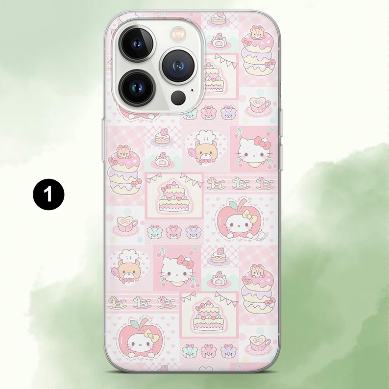 Puede incluir: Una funda de tel&eacute;fono rosa y blanca con un dise&ntilde;o de patchwork. El dise&ntilde;o incluye dibujos animados de pasteles, manzanas y personajes. La funda tiene un borde transparente y un recorte para la c&aacute;mara. El tema general es lindo y caprichoso.