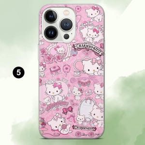 Puede incluir: Funda de tel&eacute;fono rosa con un patr&oacute;n repetido del personaje Hello Kitty, lazos, corazones y rosas. La funda tiene el texto "Charmmy Kitty" y est&aacute; dise&ntilde;ada para un tel&eacute;fono inteligente con m&uacute;ltiples lentes de c&aacute;mara.