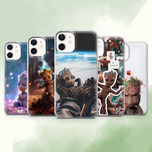Puede incluir: Una colección de cinco fundas para teléfono con el personaje Groot de Guardianes de la Galaxia. Cada funda muestra una imagen diferente de Groot, con diferentes fondos y poses. Las fundas son transparentes con un acabado brillante.