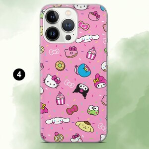 Puede incluir: Funda de tel&eacute;fono rosa con un patr&oacute;n repetido de personajes de dibujos animados, lazos, cupcakes y donuts. La funda tiene un borde transparente y un recorte para la c&aacute;mara. El dise&ntilde;o incluye personajes como Hello Kitty y Cinnamoroll, con chispas de colores.