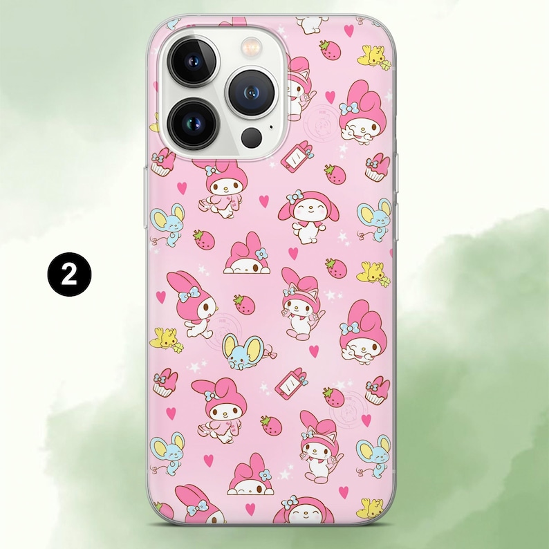 Puede incluir: Funda de tel&eacute;fono rosa con un patr&oacute;n repetido de personajes de dibujos animados, fresas y corazones. La funda tiene un borde transparente y un recorte para la c&aacute;mara. El n&uacute;mero "2" est&aacute; impreso en negro en el lado izquierdo.