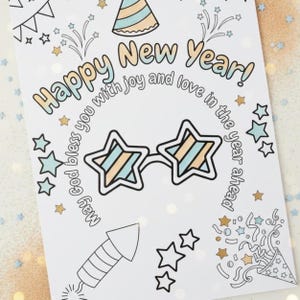 Op de afbeelding: Een witte wenskaart met de tekst "Happy New Year!" en de boodschap "May God bless you with joy and love in the year ahead." De kaart toont stervormige brillen, vuurwerk en sterren.