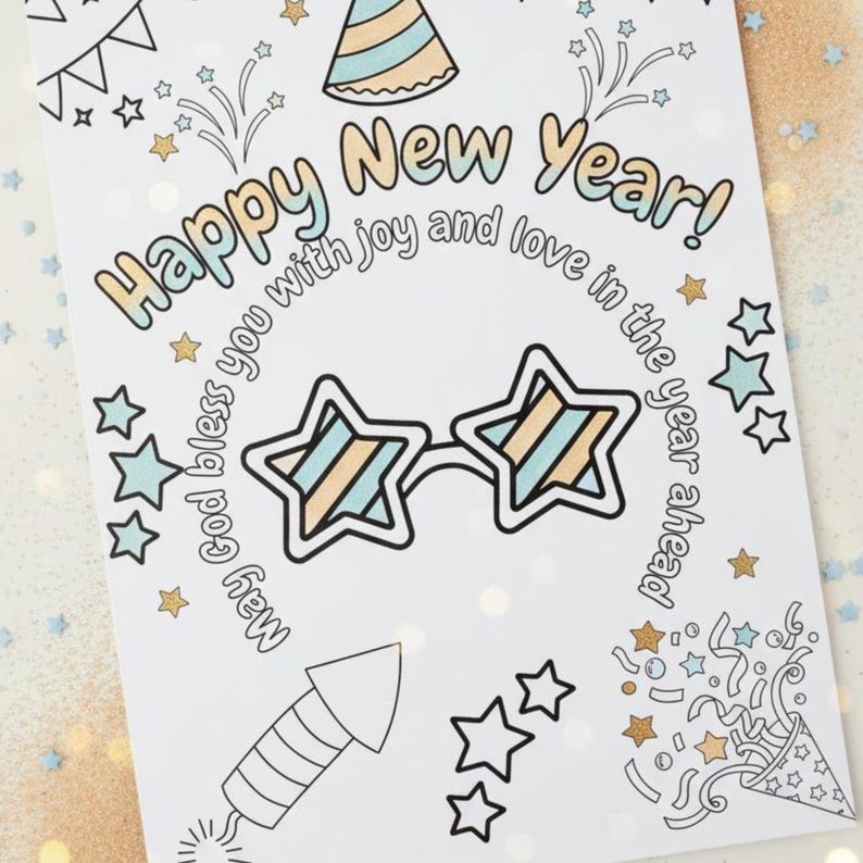 Op de afbeelding: Een witte wenskaart met de tekst "Happy New Year!" en de boodschap "May God bless you with joy and love in the year ahead." De kaart toont stervormige brillen, vuurwerk en sterren.