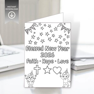 Op de afbeelding: Zwart-wit wenskaart met de tekst "Blessed New Year 2026" en de woorden "Faith, Hope, Love". De kaart bevat illustraties van sterren en banners, samen met symbolen van kruis, ster en hart.