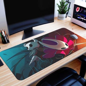 Pode incluir: Um mousepad retangular para jogos com dois personagens estilizados do videogame Hollow Knight. Um é branco com um rosto preto, o outro é vermelho e branco. O fundo faz a transição de verde-azulado para laranja.