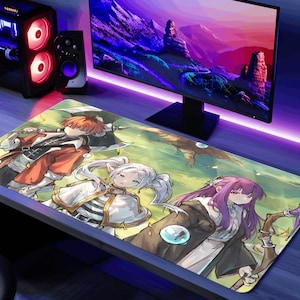 Może przedstawiać: Prostokątna podkładka pod mysz do gier z postaciami w stylu anime w żywych kolorach. Projekt zawiera trzy postacie ze szczegółowymi ubraniami i akcesoriami na zielono-żółtym tle. Podkładka znajduje się na biurku z komputerem i monitorem.