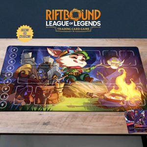 Op de afbeelding: Een rechthoekige speelmat voor het "Riftbound League of Legends Trading Card Game". De mat heeft een kleurrijke illustratie van een stripfiguur die boven een kampvuur kookt. De mat heeft genummerde zones en de tekst "ZONES OR NOZONES."