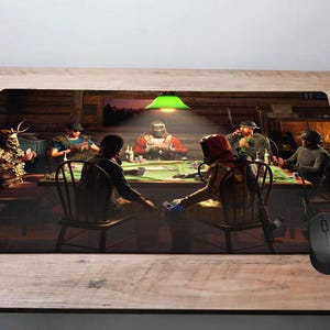 Puede incluir: Alfombrilla de ratón rectangular con una escena de juego de póquer. Seis personajes están sentados alrededor de una mesa verde. Los jugadores visten varios disfraces. Un ratón de ordenador negro está a la derecha.