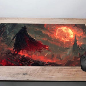 Op de afbeelding: Een rechthoekige gaming muismat met een dark fantasy scène met een figuur in een lange jas, een grote rode maan en een kasteel silhouet. Een zwarte computermuis ligt aan de rechterkant.