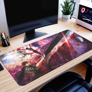 Può includere: Tappetino per mouse rettangolare con una vivace illustrazione di una scena di battaglia fantasy. Il design presenta una grande spada, figure e un cielo drammatico, con una palette di colori in rosso, viola e bianco.