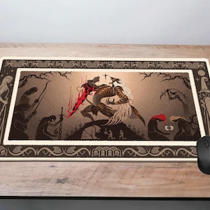 Könnte beinhalten: Rechteckiges Mauspad mit einer Fantasy-Kampfszene. Zwei Figuren kämpfen mit Schwertern, umgeben von anderen Figuren. Das Design ist in Braun-, Beige- und Rottönen gehalten, mit einem dekorativen Rand. Eine schwarze Maus liegt daneben.