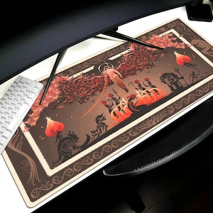 Könnte beinhalten: Rechteckiges, braunes und beiges Gaming-Mauspad mit einer illustrierten Fantasy-Szene. Das Kunstwerk zeigt Figuren, Bäume und rote herzförmige Elemente. Eine weiße Tastatur und eine schwarze ergonomische Handgelenkauflage sind ebenfalls sichtbar.