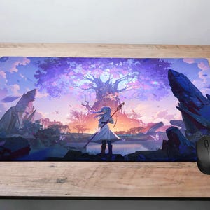 Może przedstawiać: Prostokątna podkładka pod mysz przedstawiająca fantastyczny krajobraz z postacią trzymającą laskę, na tle dużego drzewa i zachodzącego słońca. Paleta kolorów obejmuje odcienie fioletu, niebieskiego i pomarańczowego. Czarna mysz bezprzewodowa znajduje się po prawej stronie.