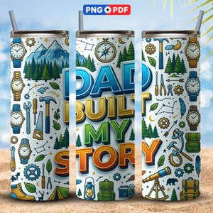 Peut inclure: Trois gobelets cylindriques avec pailles présentant un fond blanc couvert d'illustrations colorées de montres, d'outils, de montagnes, d'arbres, de sacs à dos et d'appareils photo. Le texte DAD BUILT MY STORY est imprimé en grandes lettres.