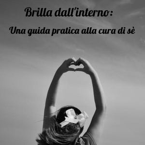 Könnte beinhalten: Schwarz-Weiß-Bild einer Person mit erhobenen Armen, die mit ihren Händen eine Herzform bildet. Die Person trägt ein Hemd und hat eine weiße Schleife im Haar. Der italienische Text lautet "Brilla dall'interno: Una guida pratica alla cura di sè."