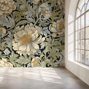 Op de afbeelding: Een grootschalig bloemenbehangontwerp met crèmekleurige bloemen met gele centra en groene en grijze bladeren tegen een zwarte achtergrond. Het behang bedekt een muur in een kamer met een groot boogvenster.