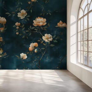 Op de afbeelding: Een donkerblauwe bloemenbehang met grote, crèmekleurige pioenrozenbloemen met oranje centra en groene bladeren. Het behang is aangebracht op een muur in een kamer met een groot boogvenster.