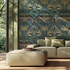 Pode incluir: Uma sala de estar com papel de parede azul-petróleo e dourado com um desenho de pássaros e flores. Um sofá seccional bege e um pufe estão em frente ao papel de parede. Uma grande janela oferece uma vista do exterior.