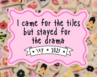 Może przedstawiać: Różowy, falisty grafika z tekstem "I came for the tiles but stayed for the drama" na tle białych i kolorowych płytek Mahjong. Grafika zawiera również "Ivy • 2025".