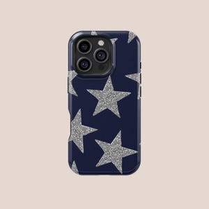 Op de afbeelding: Een marineblauwe telefoonhoes met een patroon van grote, glinsterende zilveren sterren. De hoes heeft een glanzende afwerking en een uitsparing voor de camera. Het ontwerp is een moderne interpretatie van een klassiek stermotief.