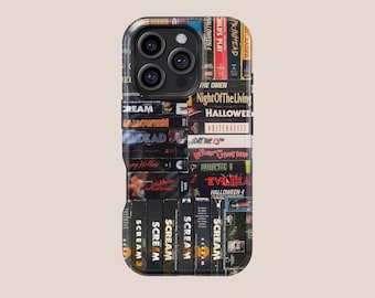 Puede incluir: Una funda de teléfono con un diseño de cintas VHS apiladas, que muestra películas de terror clásicas como "Scream", "Halloween" y "Poltergeist". La funda tiene un acabado brillante y un módulo de cámara negro.