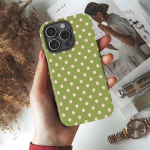 Olivgrönt med rosa prickar telefonskal, retro sött, enkelt och gulligt, preppy kokett estetik för iPhone och Samsung, flickig present till henne