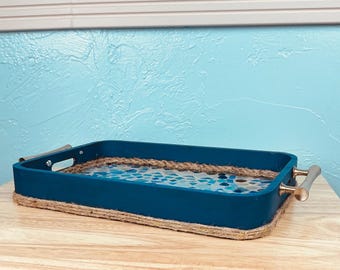 ブルーモザイク柄サービングトレイ（樹脂仕上げ、金属製ハンドル付き） – 16インチ x 9インチ – コースタルホームデコレーション