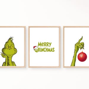 Peut inclure: Trois impressions encadrées représentant le Grinch. L'une montre le visage du Grinch, une autre lit "Merry Grinchmas", et la troisième représente la main du Grinch tenant une boule rouge. Les impressions ont un fond blanc et des cadres en bois.