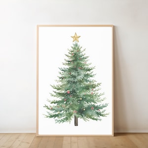 Peut inclure: Peinture à l'aquarelle d'un sapin de Noël avec une étoile dorée au sommet. L'arbre est vert avec des ornements rouges et dorés. L'œuvre est encadrée dans un cadre en bois clair, sur fond blanc.