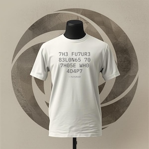 7H3 FU7UR3 B3L0NG5 70 7H0S3 WH0 4D4P7-T-shirt | T-shirt 1337 Speak - T-shirt futuristische filosofie - shirt met gecodeerd citaat