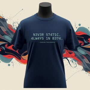 1337 Speak-T-shirt "N3V3R 57471C" - T-shirt met startup-mentaliteit - shirt met gecodeerde technische filosofie