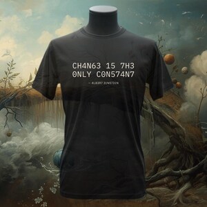 T-shirt 1337 Speak "CH4N63 15 7H3 0NLY C0N574N7" - T-shirt met gecodeerd citaat - shirt met minimale filosofie