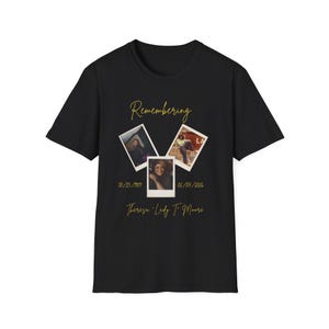 Peut inclure: T-shirt noir avec l'inscription dorée "Remembering". Le t-shirt présente trois photos encadrées, des dates et le nom "Theresa Lady T. Moore."