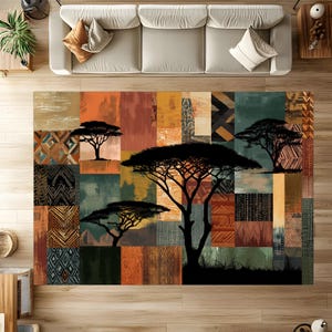 Pode incluir: Um tapete retangular com um design de patchwork. Apresenta padrões abstratos e silhuetas pretas de árvores de acácia. A paleta de cores do tapete inclui tons de laranja, castanho, verde e bege, criando uma estética acolhedora.
