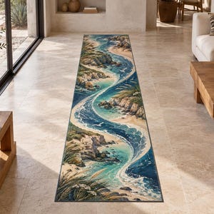 Peut inclure: Un long tapis de couloir rectangulaire orné d'un paysage côtier détaillé. Le motif représente un rivage sinueux avec des vagues turquoise, des plages de sable, des falaises rocheuses et une végétation côtière verte, offrant une vue panoramique.