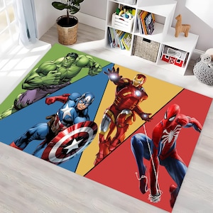 Può includere: Un tappeto rettangolare con quattro supereroi Marvel: Hulk, Capitan America, Iron Man e Spider-Man. Il tappeto presenta un design colorato con ogni personaggio su uno sfondo di colore diverso: verde, blu, giallo e rosso.