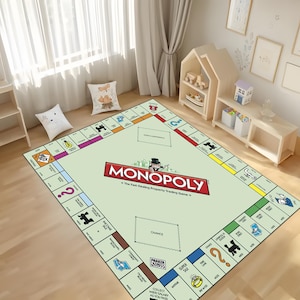 Può includere: Un grande tappeto rettangolare del gioco Monopoly con sfondo verde chiaro. Il tabellone presenta spazi di proprietà, aree di Probabilità e Cassa di Comunità e il logo Monopoly. Il tappeto è progettato per l'uso a pavimento.